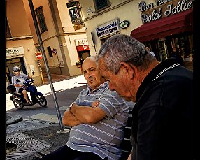 GIUSEPPE BIRA GIUSEPPE BIRA. Desde que ganó las elecciones al frente de su propio partido, Rifondazione Toscana, Giuseppe Bira pasa con frecuencia en su motocicleta por la...