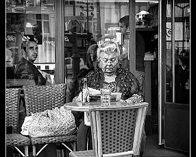 ANNE LEROY ANNE LEROY. Desde que entre la rue la Fayette y el Boulevard Haussmann se rumorea que Anne Leroy, la eterna taquillera de las Folies Bergères, sabe más de...