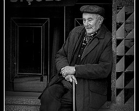 CÉSARO GONÇALVES CÉSARO GONÇALVES. Instalado frente a la vieja sombrerería en la que se conocieron cuando era mozo en el Grande Hotel do Porto, Césaro Gonçalves espía el...