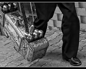 SEDAT OCAKDEN SEDAT OCAKDEN. Sedat Ocakden presume con orgullo entre sus colegas y los clientes de que su familia limpia zapatos, botas y botines en los mejores puestos de...
