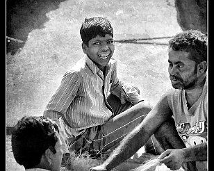 BHARAT CHANDANI BHARAT CHANDANI. Apenas el dindón de la campana anuncia el fin de las clases, Bharat Chandani se precipita a la orilla del Ganges para ayudar a sus tíos a...